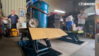 康芮逼近！高雄仁武「淹怕了」　汽修廠堆高物品防淹