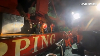 中國籍貨輪受困野柳外海　海巡冒大浪救出17人