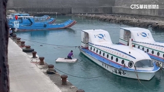 颱風康芮逐漸靠近　衝浪客下水搏浪海巡急勸離