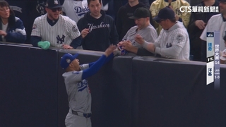 Betts接界外飛球「被扒開手套」　洋基球迷離譜搶球