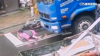 車體過高？　垃圾車追撞機車　婦倒輪下險遭輾