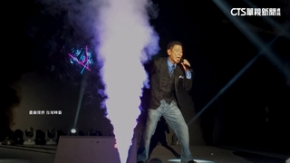 粉絲等11年！　劉德華力抗颱風康芮　風雨無阻照常唱