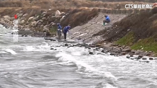 10級風大浪冒險撒網捕魚　為補家用「加減賺」