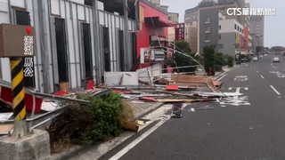 澎湖颳11級風！騎士「被迫逆向」　市區鐵皮屋頂掀翻