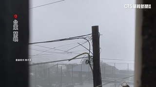 蘭嶼颳17級強陣風！　雨水橫著飛.大貨車側翻在地