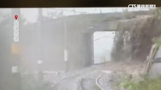 中颱康芮狂風暴雨！　台鐵「崇德段」土石流淹沒軌道