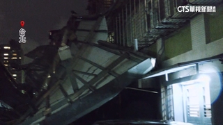 台北市延壽街民宅鐵皮遭強風吹落　幸無人受困