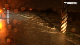 宜蘭冬山農田淹水　風吹電線搖搖欲墜綁雨衣示警