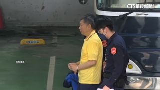 柯文哲雙手上銬抵北院　小草雨中聲援舉牌盼放人