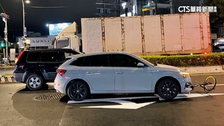 A柱死角？　單車男遭2車撞輾　捲車底重傷住院