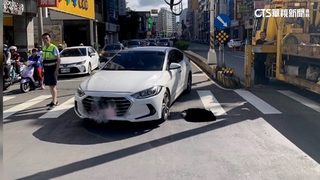 停紅燈轎車往下陷　竟是路上突現100公分坑洞