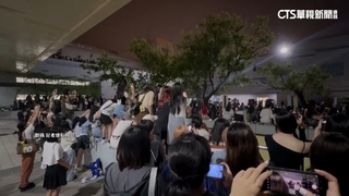 Stray　Kids來台.機場尖叫聲不斷　粉絲冒險爬圍牆　‪