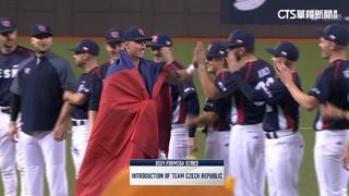 展現友好情誼！　台捷交流賽互披兩國國旗進場