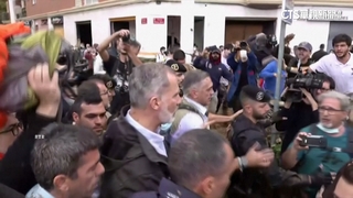 西班牙國王勘查洪災　遭災民怒罵丟爛泥