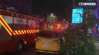 高雄電動車展示中心凌晨火警　10車25消防灌救