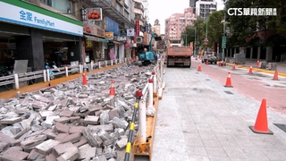 寧夏夜市喊「整修完成」重開幕　「路修一半」遊客傻眼