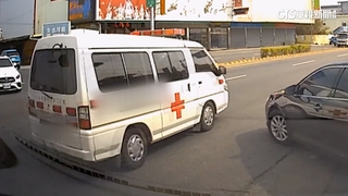 救護車鳴笛獲禮讓...下秒轉進加油站遭質疑「濫權」