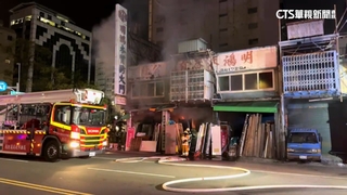 火勢猛烈！高雄木材行竄火延燒　消防灌救幸無傷