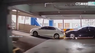 駕駛「斜坡停車」碰撞　倒退嚕直撞進口車