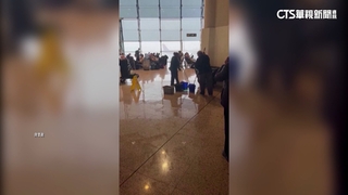 西班牙巴塞隆納機場淹水　旅客赤腳涉水過