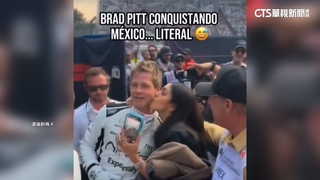 拍電影慘遭「偷襲」　布萊德彼特被女粉絲「勾脖子強吻」