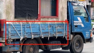 扯！路上驚見「移動式房屋」　貨車載水泥房+機車趴趴走