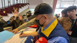 財劃法傷兵+1！　陳永康右膝韌帶斷裂　持枴杖赴立院