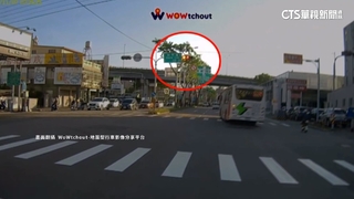又是中鹿！公車「刷卡」闖紅燈　停等區機車險遭撞