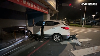 開夜車恍神？　台中轎車撞小黃再衝騎樓.人幸未傷