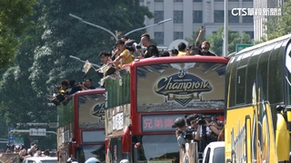 嗨翻！　中信兄弟封王遊行　上萬象迷夾道揮旗吶喊