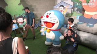 相見歡！　　哆啦A夢玩偶.配音員站台　粉絲搶合影