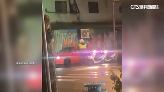 土城駕駛開車滑手機　拒檢逃逸險撞員警