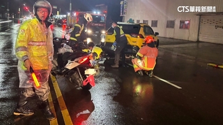 汐止計程車大迴轉　騎士撞上卡車底送醫