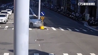 台中庇護島做一半標示不清　休旅車過彎擦撞