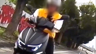 誇張！　男子騎車「狂看手機」不看路　路人慘遭撞