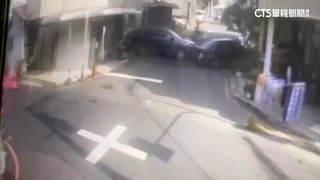台南駕駛倒車失控連撞多車再衝民宅　巨響嚇壞民眾