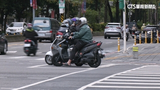 機車騎進待轉區「該不該打方向燈？」　兩派掀論戰