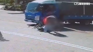 貨車違規迴轉猛撞機車　騎士一度困火海幸被救出