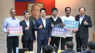 英勇制伏北捷揮刀嫌犯　蔣萬安頒發榮譽獎章、免費搭乘票卡