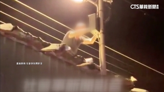 拖板車載鐵皮屋遇「歪斜路燈」　工人徒手扶正恐觸電