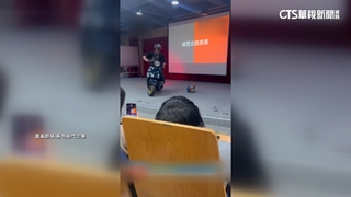 大學兼任老師帶頭在教室騎機車　校方：報備過