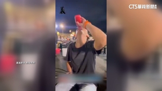 吃夜市牛排「往嘴擠番茄醬」　惡作劇男自拍道歉