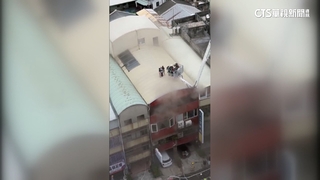 疑電動機車起火　屋主夫妻.看護爬鐵皮屋頂逃劫