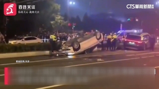 疑將油門當剎車　駕駛連撞多車翻覆1死4傷