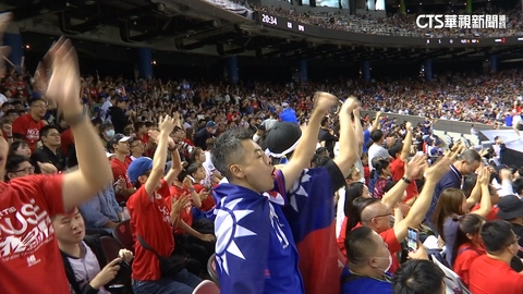 終於贏了!12強台灣隊6:3勝韓國隊 全場球迷嗨翻