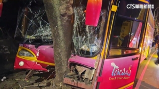校車自撞人行道路樹　駕駛.高中生共8人傷送醫