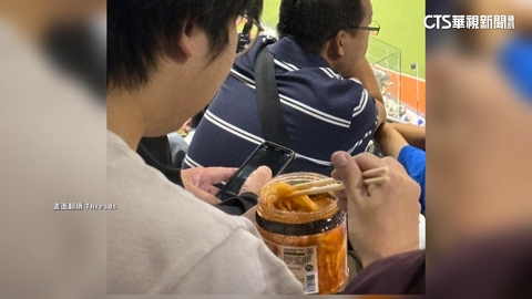 用生命應援?球迷觀賽吃泡菜挺台 網驚:不配白飯嗎