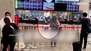 找不到票搭車情緒失控　女拿包包暴砸台鐵售票口