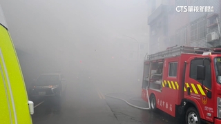 高雄民宅大火濃煙密布　輕軌通行一度受阻