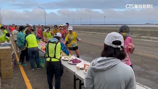 「鹿港馬」化身迷你鹿溪宴　跑者大嗑蚵仔煎
